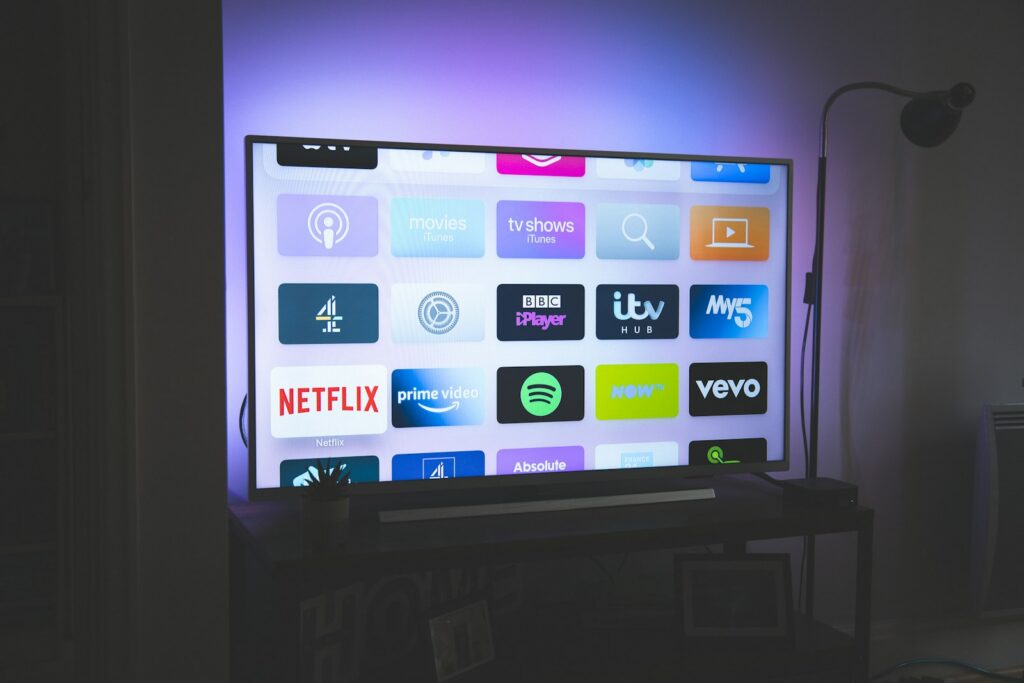 Telecommande devant TV streaming SVOD comparatif 2026