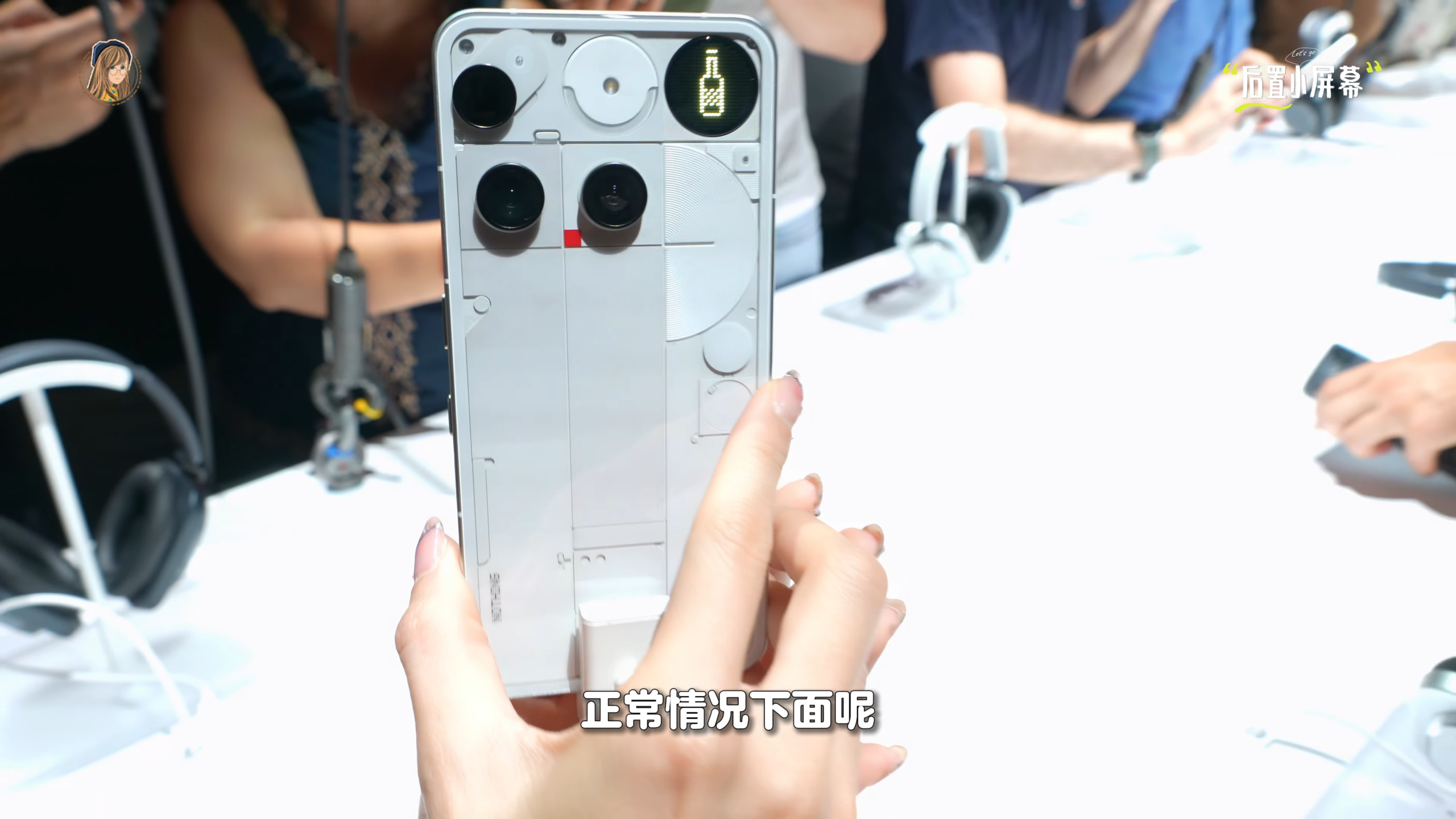 Dos transparent d un smartphone moderne illustrant le design Nothing Phone